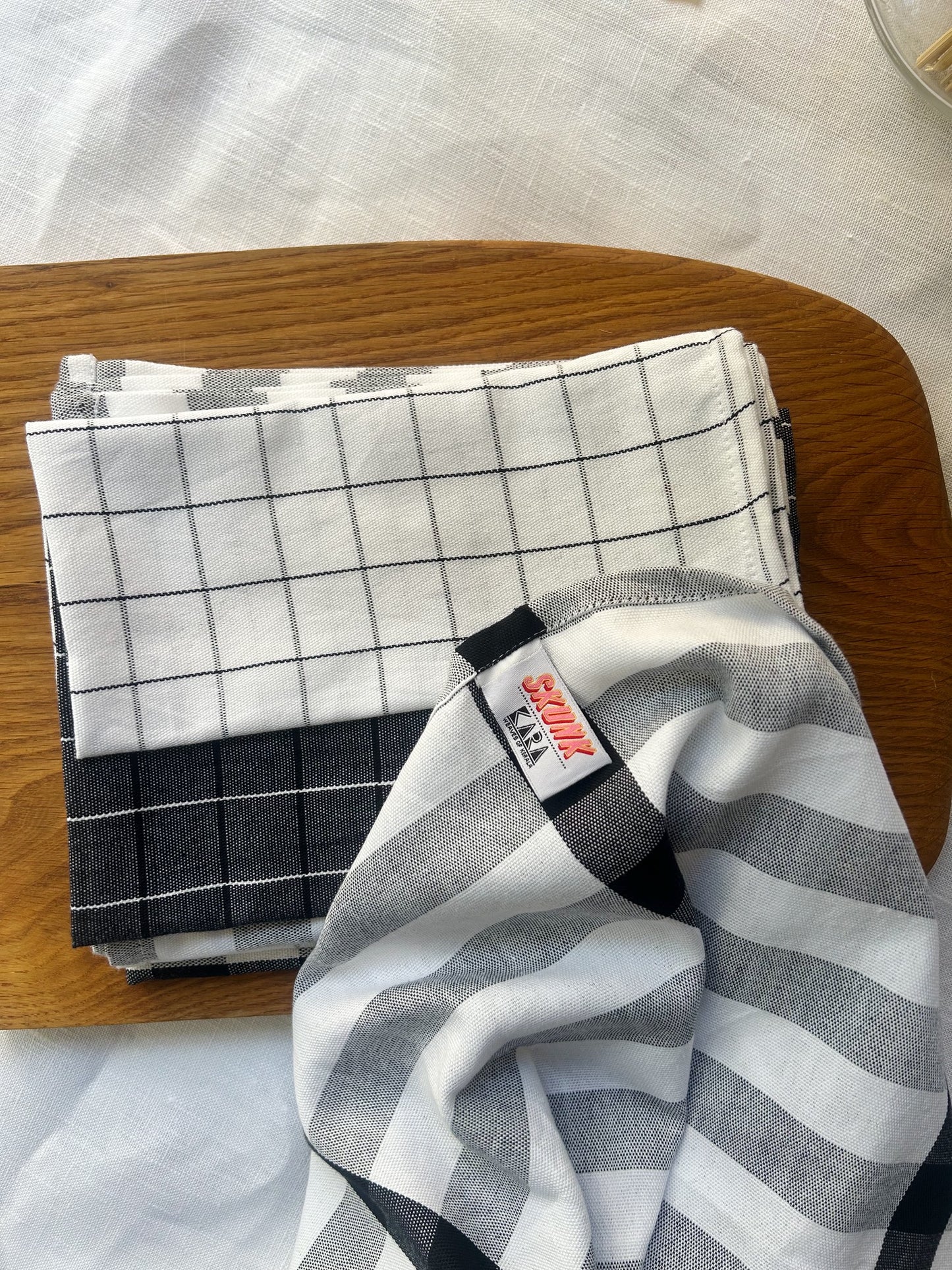 Black and white tea towel (E)